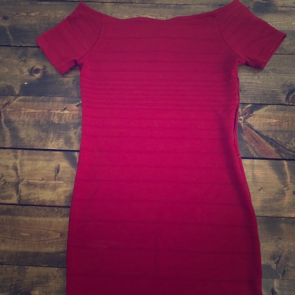 Red body-con dress - Picture 2 of 3